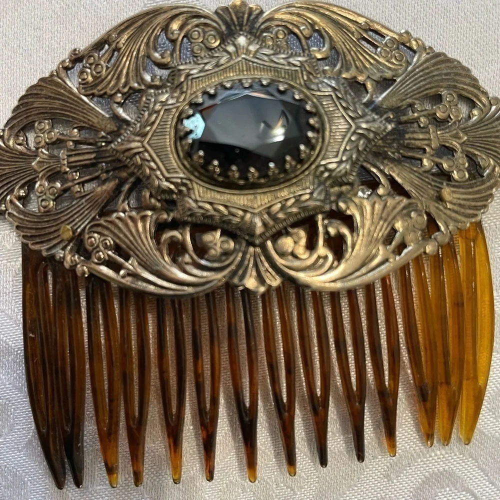 Vintage women’s : Hair Accessory made of brass and a stone on the center.